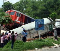 Bangkai KA Barang dan Trailer Belum Dievakuasi